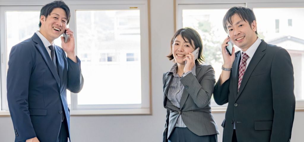 3人のビジネスパーソンが電話している様子